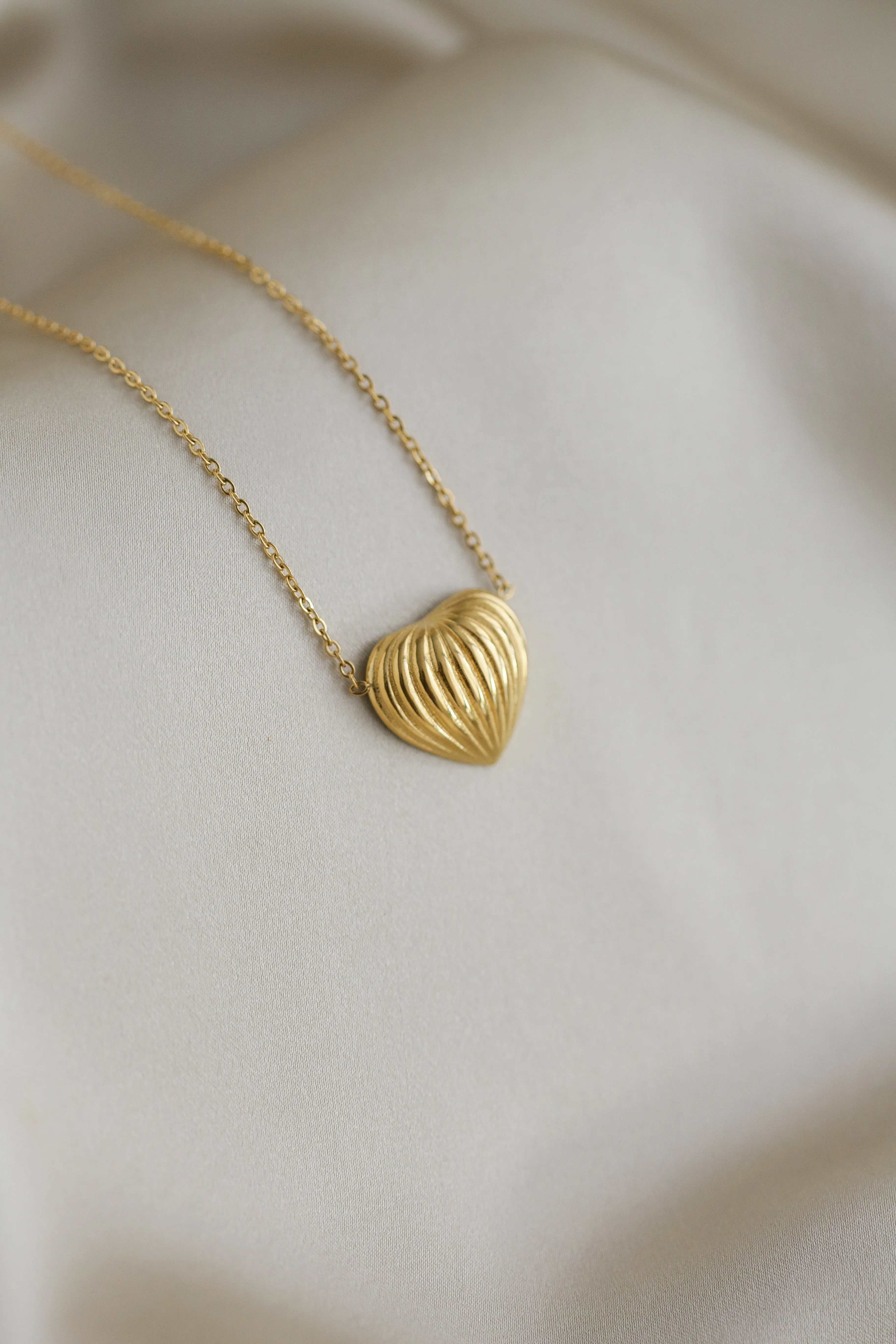 The Heart - Ribbed Pendant Necklace