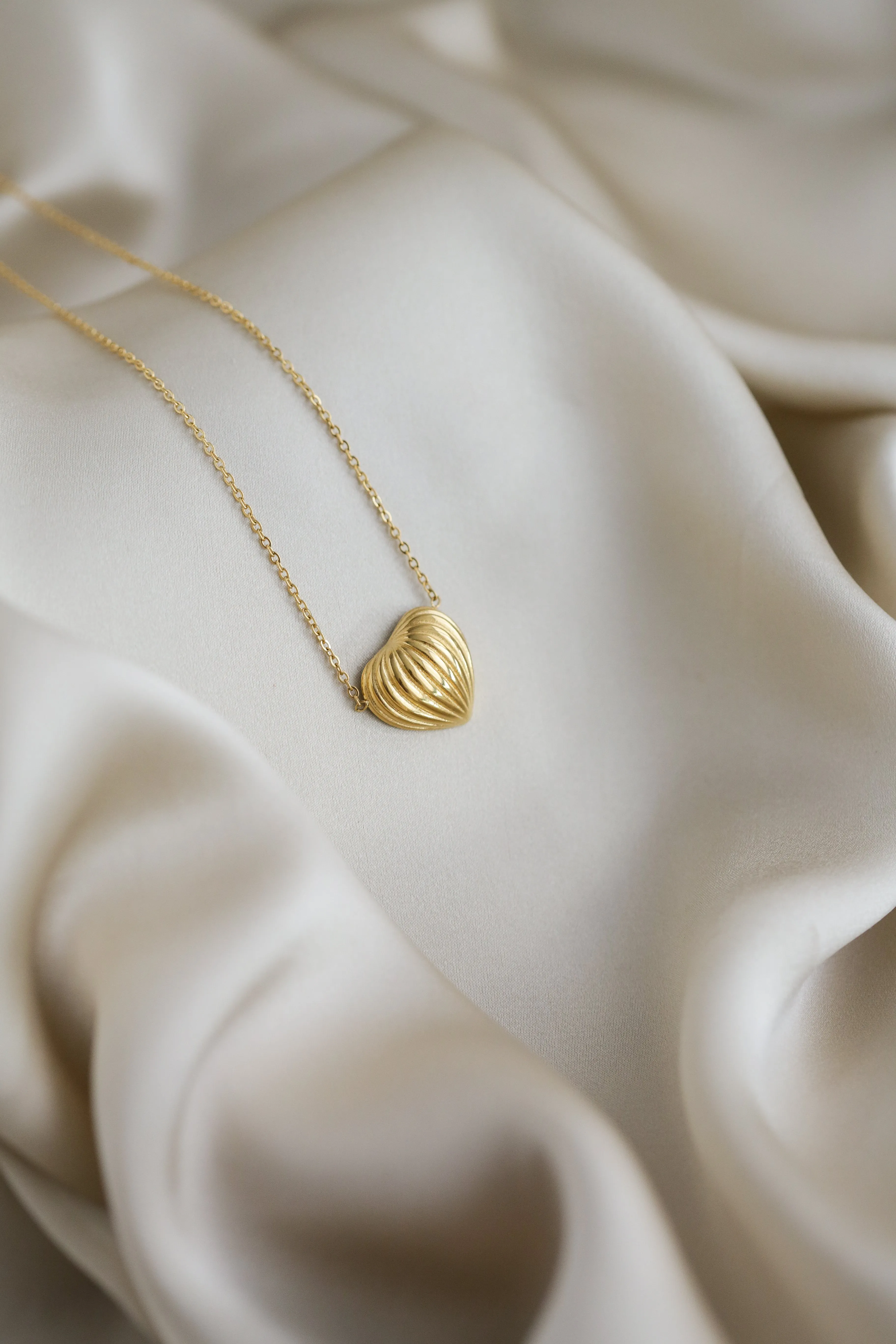 The Heart - Ribbed Pendant Necklace